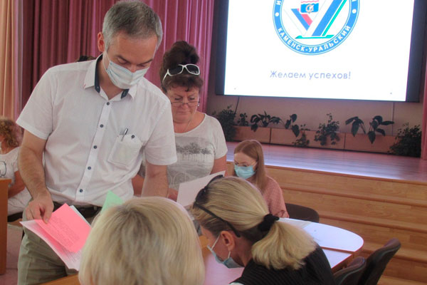 Кандидаты в депутаты думы Каменска бросали жребий — все ради того, чтобы получить бесплатное место для своей агитации в местных СМИ