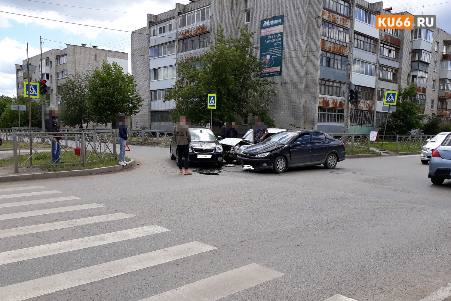 Женщина за рулем вазовской «семерки» устроила масштабную аварию с Peugeot и Skoda на перекрестке ул. Калинина и 4-й Пятилетки в Каменске