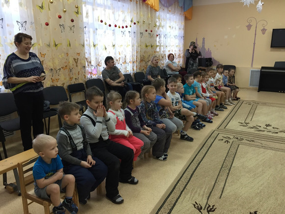 Дед Мороз «в погонах» вручил подарки участникам конкурса детского рисунка из Каменска. Работа одной из них поедет в полицейский главк…