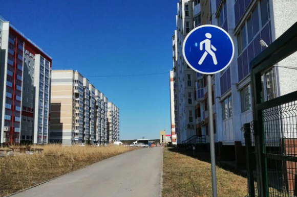 В мэрии и ГИБДД прокомментировали ситуацию с бесхозным тротуаром на Комсомольском бульваре