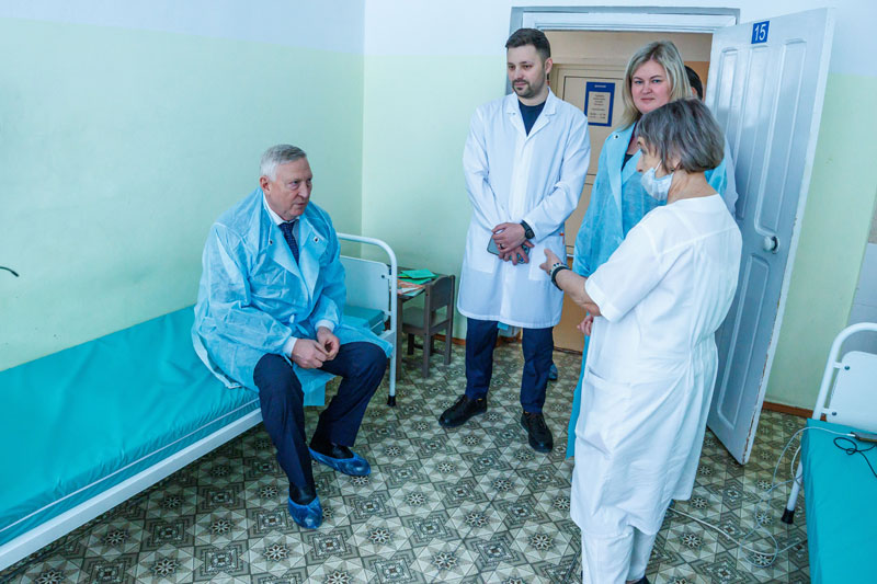 Комфорт для маленьких пациентов: СинТЗ передал больнице 40 новых матрасов | СинТЗ улучшает условия пребывания детей в больнице 