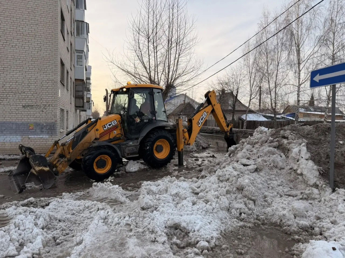 В Каменске-Уральском круглосуточно откачивают талую воду и очищают дороги | В Каменске-Уральском продолжают борьбу с талыми водами