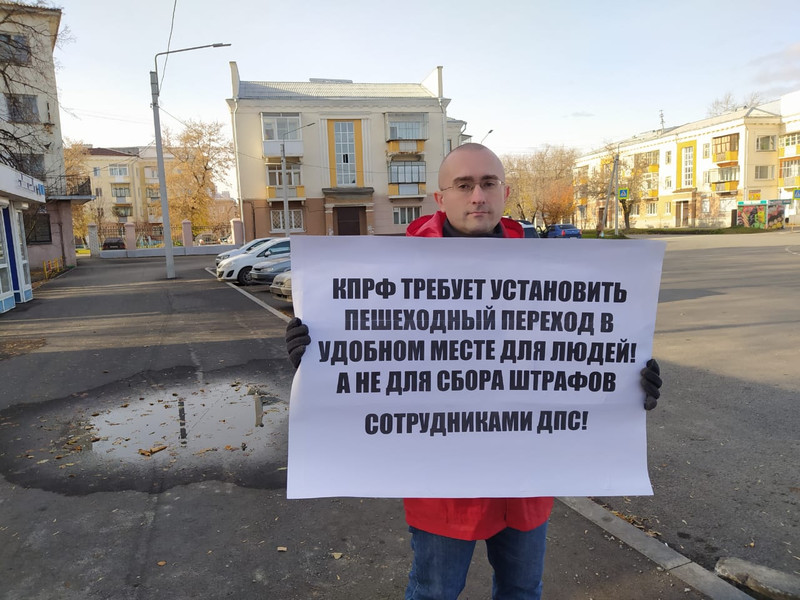 Каменцы считают, что на пл. Беляева специально созданы препятствия для пешеходов, где по ПДД ходить можно, чтобы ГИБДД собирала штрафы