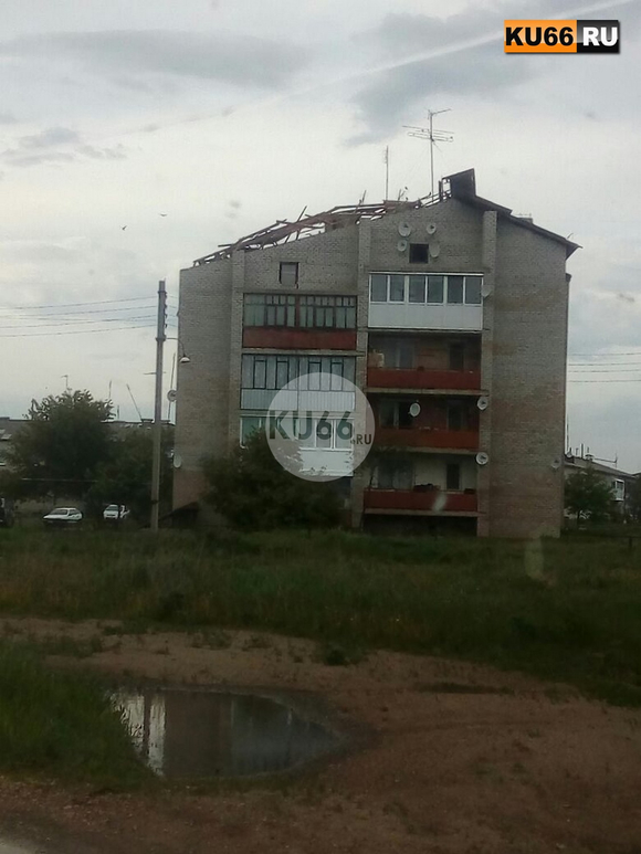 «Всем безразлично, что будут дожди и людей просто зальет…» В селе под Каменском-Уральским штормовым ветром сорвало крышу жилого дома