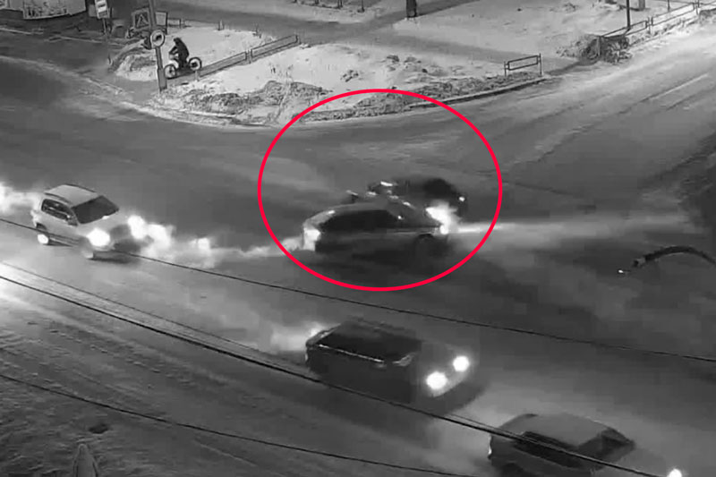 Чудом никто не пострадал. На оживленном перекрестке в Каменске жестко столкнулись две легковушки. Вина одного из водителей очевидна