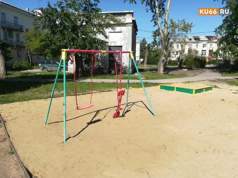 Ломают борта у горок, сидения у качелей, трапы: коммунальщики рассказали, что чаще всего за зиму претерпевают детские площадки в Каменске