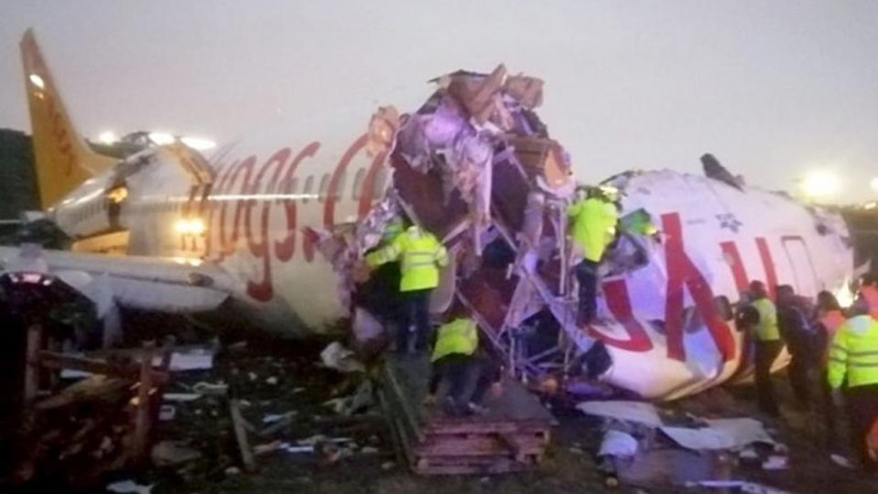 При жесткой посадке пассажирского лайнера в аэропорту Стамбула пострадали 120 человек