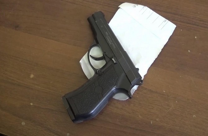 Мужчина открыл огонь при задержании по конвою и приставам, но был ранен в ответ