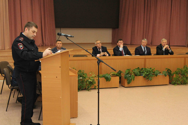 На протяжении всех новогодних каникул ледовые городки в Каменске-Уральском будут под охраной. Полицейские уже на усиленном несении службы