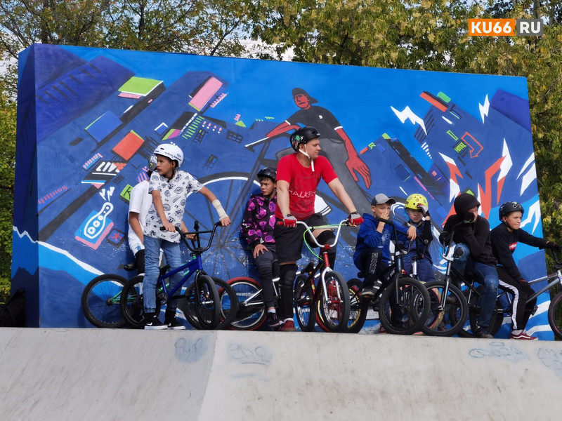 В скейт-парке "Космос" прошли первые официальные состязания по BMX. Собрались спортсмены из Екатеринбурга и Челябинска. Каменцы пока новички