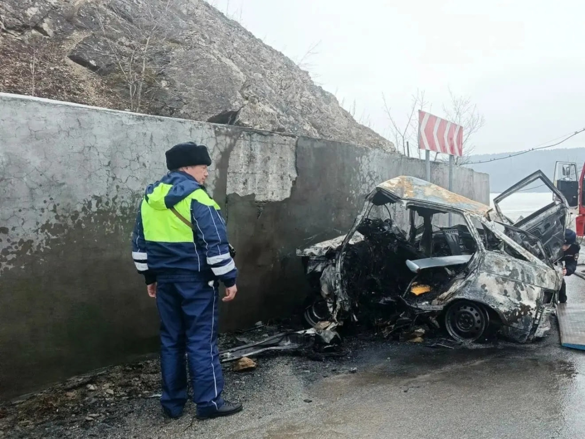 18-летний водитель погиб на плотине в Свердловской области: машина загорелась после удара