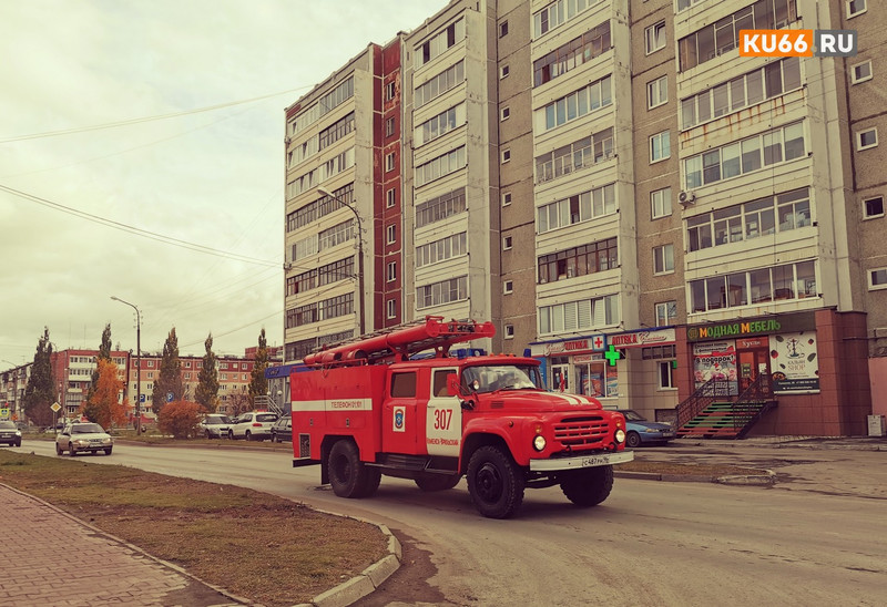На ул. Ленина в Каменске-Уральском из-за возгорания поврежден двигатель ВАЗа, а в дер. Монастырка серьезно закоптился садовый дом... На ул. Ленина в Каменске-Уральском из-за возгорания поврежден двигатель ВАЗа, а в дер. Монастырка серьезно закоптился садовый дом...