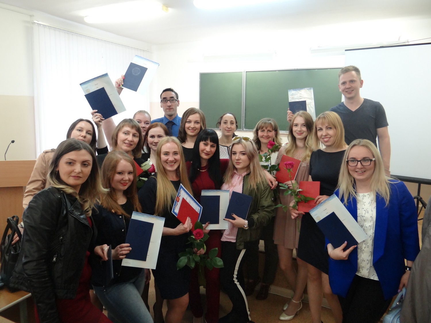 Вчерашние студенты на днях получили дипломы УрГЭУ в Каменске-Уральском, а сейчас двери университета открыты для выпускников школ!