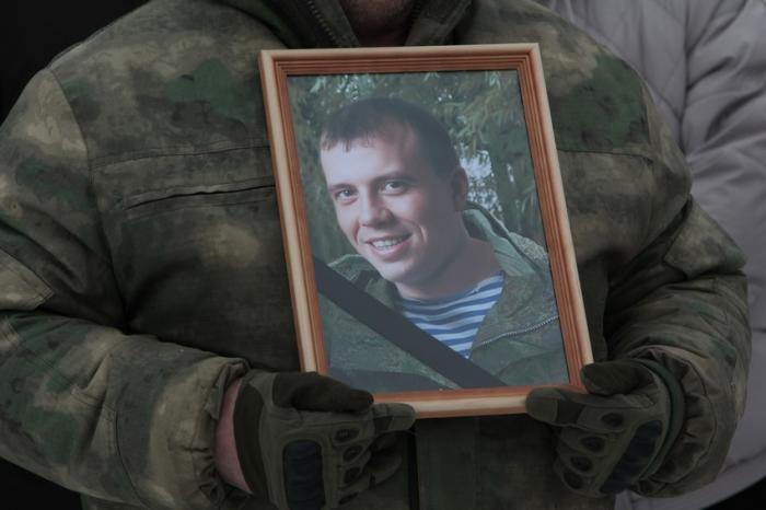 Его знали практически все: в Каменске-Уральском простились с известным ведущим праздников, погибшим на СВО | В Каменске-Уральском простились с ведущим праздников Иваном Курских, погибшим на СВО