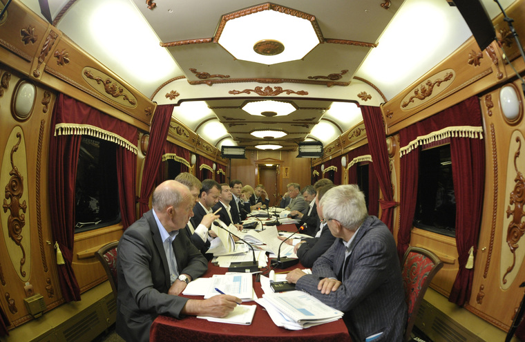 Россиянам показали, как выглядит секретный поезд президента Владимира Путина и премьер-министра Дмитрия Медведева