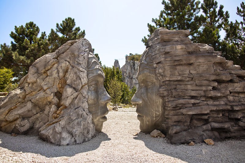 В Крыму установили необычный арт-объект - это подарок от Урала