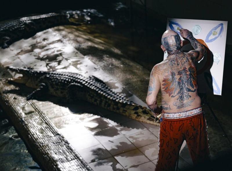 79-летний художник из Екатеринбурга написал картину в логове с 30 крокодилами | Художник Владимир Спартак рисовал среди крокодилов в Екатеринбурге