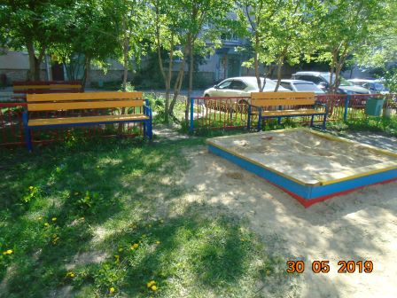 Присаживайтесь! Коммунальщики устанавливают новые скамейки во дворах в Каменске-Уральском. Но, оказывается, не всем это нравится. Почему?