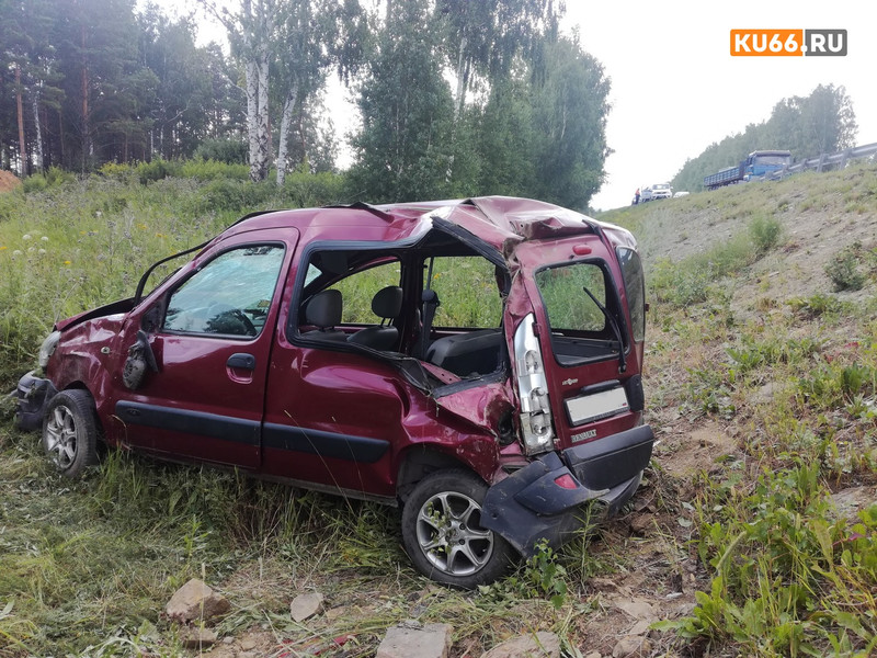 Никто его не «подрезал»: водитель Renault, улетевший в кювет и перевернувшийся на трассе под Каменском, похоже, во всем виноват сам