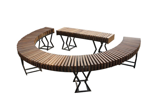 Каменская ИК-47 изготовила удобные скамьи для пришкольной территории