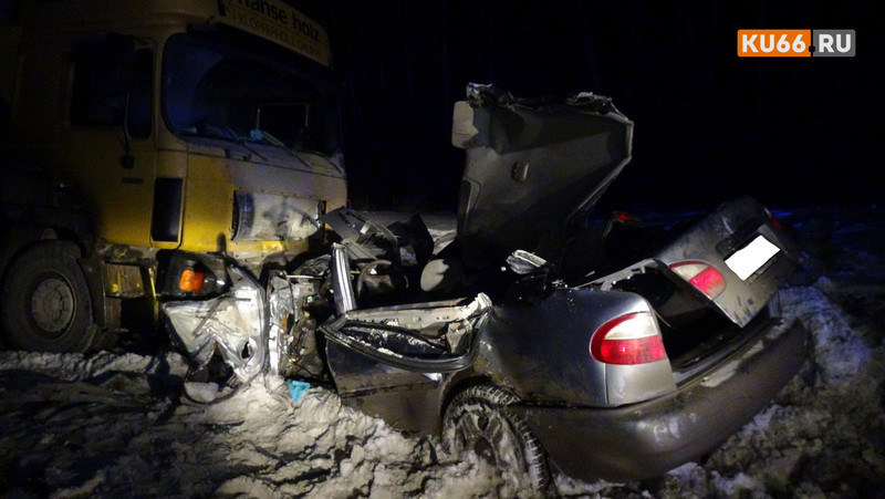 «От машины ничего не осталось». У села Покровское под Каменском в лобовом ударе легковушки с фурой один человек погиб, другой пострадал...