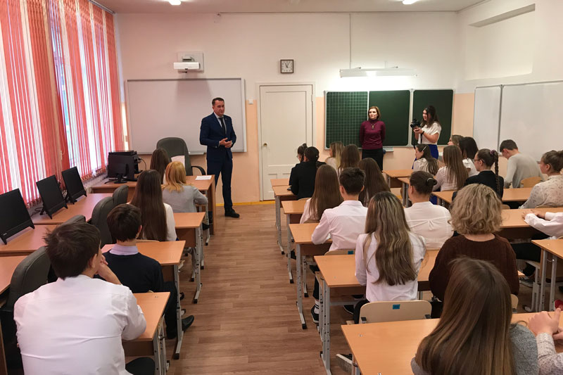 Избранник и школьники, подарок Путину и мечты: о чем старшеклассники спрашивали у депутата гордумы Каменска и каким вопросом удивили?