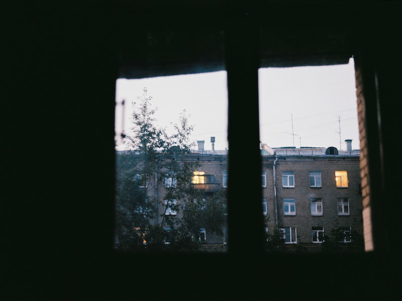 «Яйца, овощи, арбуз»: в Каменске-Уральском неизвестные устроили обстрел едой из окна | В Каменске-Уральском неизвестные кидались едой из окна