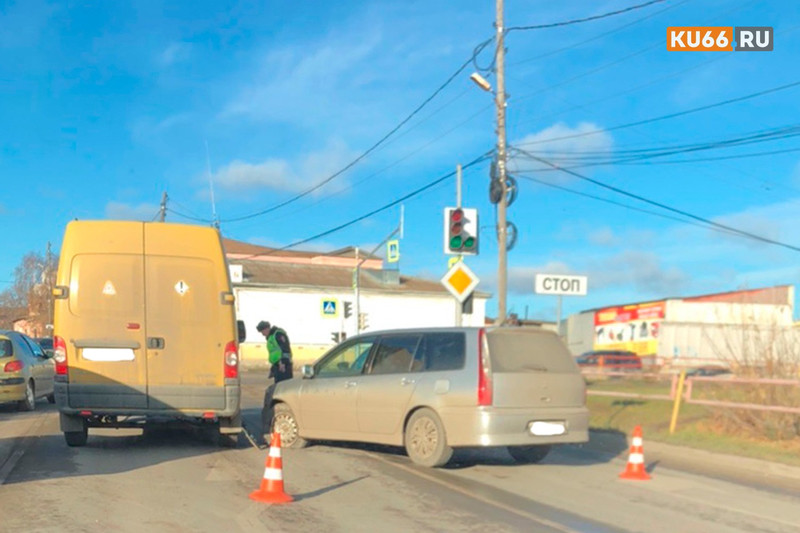 ДТП в Каменске-Уральском на ул. Ленина: водитель Mitsubishi не держал дистанцию, въехал в Volkswagen, а тот по инерции — в Renault