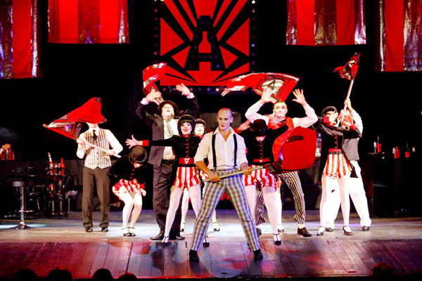 Актеры Драмы Номер Три Каменска-Уральского на федеральные деньги поедут выступать в Томск, а сибиряки тем временем займут местную сцену