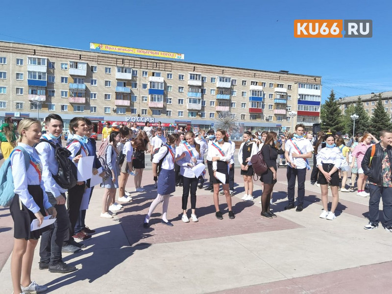 Собирают фразу «Спасибо за Победу», но детей мало и что-то не получается. В центре Каменска-Уральского проходит радостный флеш-моб