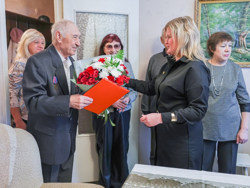 40 лет у огня: как ветеран СинТЗ прошёл путь от моряка до почётного металлурга | Дарья Хомутова поздравила юбиляра: история труда Николая Саутина на СинТЗ