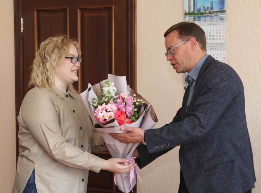 Мэр Каменска-Уральского поздравил Арину Судакову с победой в первенстве России по боксу | Уральский мэр поздравил Арину Судакову с победой в первенстве России по боксу