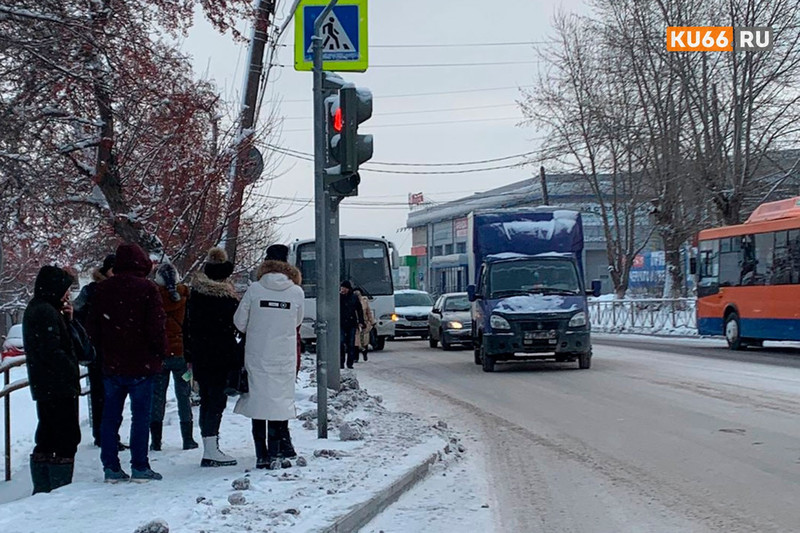 Накануне в Каменске-Уральском сломался автобус до Екатеринбурга. Люди стояли на морозе в ожидании следующего рейса