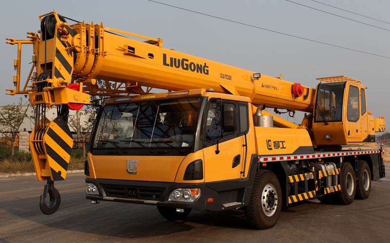 Пьяный россиянин угнал автокран и врезался в поезд