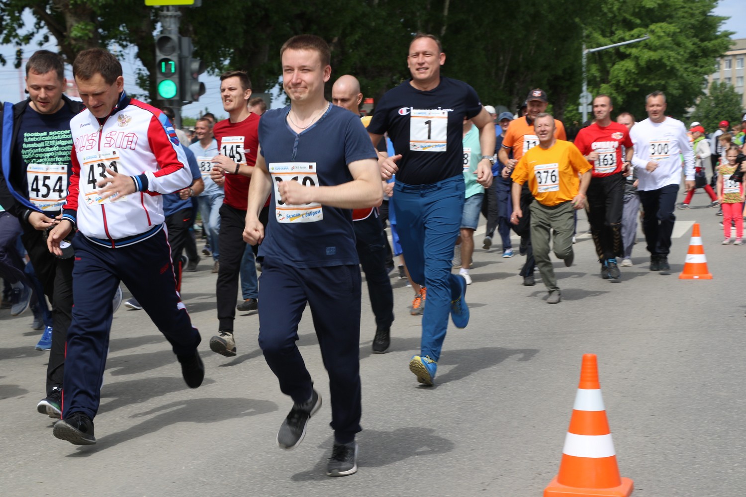 «Бежим с добром» в Каменске: на благотворительный забег пришли те, кто готов был заплатить за свой старт от 100 рублей. Собрали 80 тыс. руб.