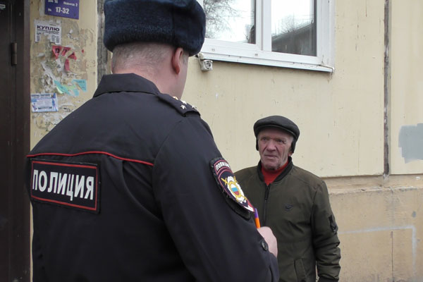 Независимо от должности и звания: полиция Каменска-Уральского проводит масштабный рейд по профилактике мошенничества | Полицейские на Урале вышли в рейды для профилактики мошенничества