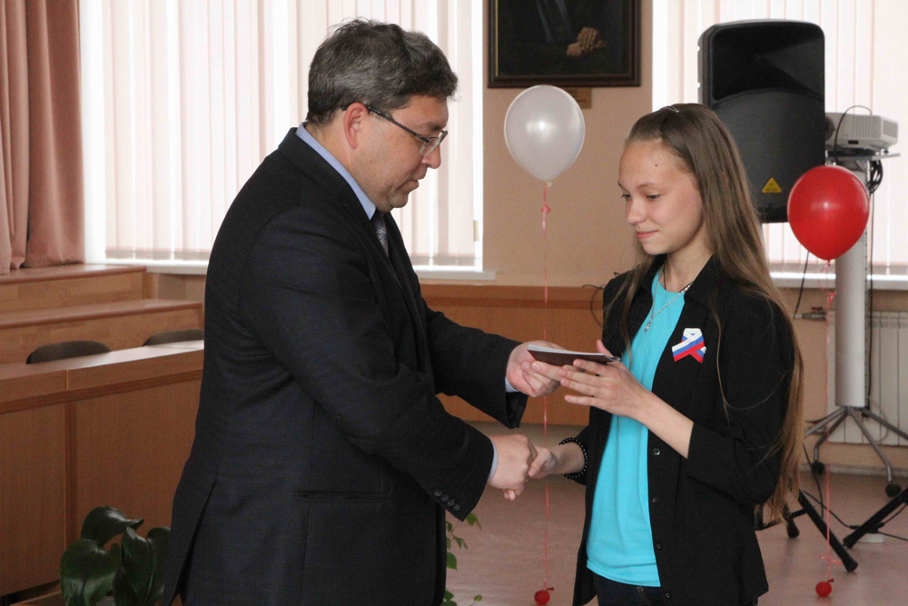 «Горжусь. Не налюбуюсь». Юные жители Каменска-Уральского получили паспорта из рук вице-мэра Миронова, кое-кто был даже в шоке...