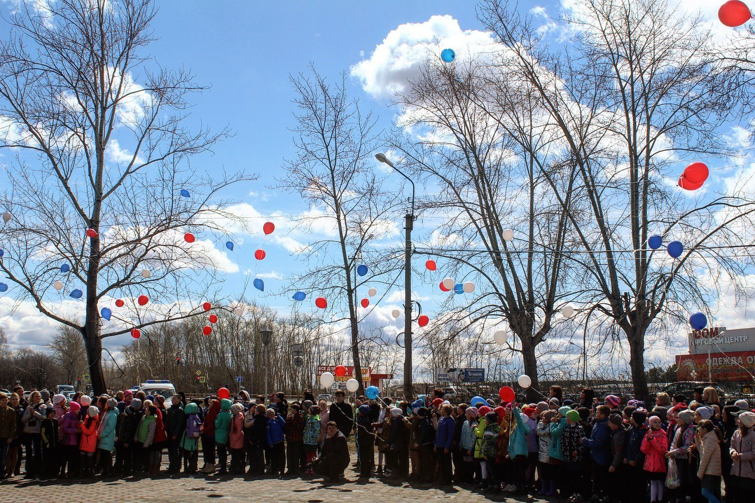 Когда не хватало рабочих, к станкам вставали подростки… А в день памяти их ровесники в Каменске-Уральском запустили в небо воздушные шары