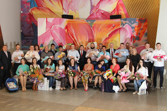 «Вам сегодня повезло…» Три мальчугана и семь лапочек-дочек получили свидетельства о рождении в Каменске-Уральском в День защиты детей