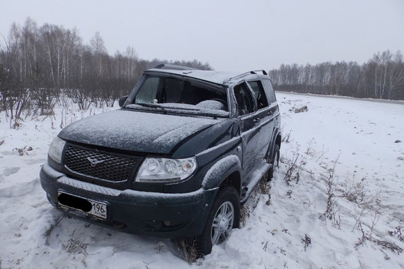 Женщина за рулем «УАЗ-Патриот» разогналась и перевернулась на трассе под Каменском-Уральским. Две девочки, ехавшие с матерью, чудом уцелели