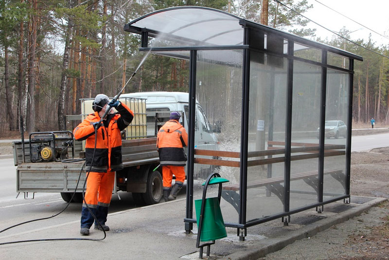 В Каменске-Уральском восемь остановок общественного транспорта обработали от коронавируса. Рассказываем, какие именно и почему столько