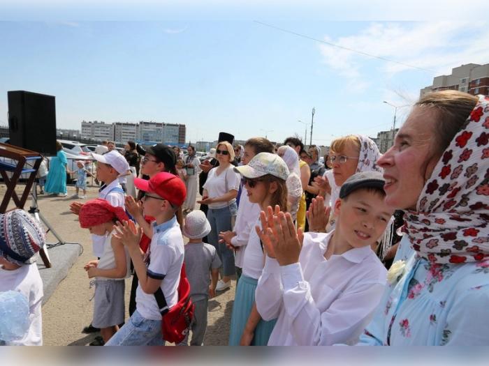 В Каменске-Уральском отметили День защиты детей благотворительной акцией "Белый цветок" | В Каменске-Уральском чествовали многодетные семьи на акции "Белый цветок"