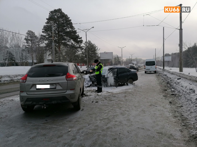 Ничего не предвещало. Появилось видео жесткого ДТП на ул. Кадочникова в Каменске, в котором расхлестались три машины и трое пострадали