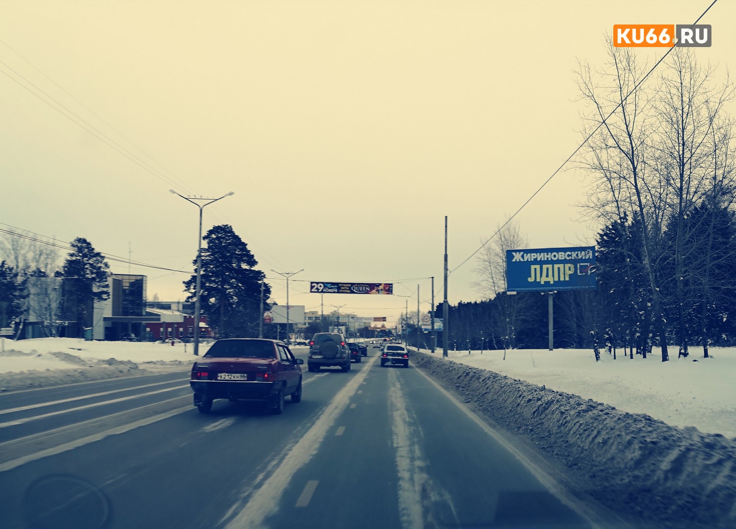 Снег спихнули на обочины, полосы смещены влево: власти хвалят дорожников, а жители Каменска-Уральского возмущены уборкой улиц… ОПРОС