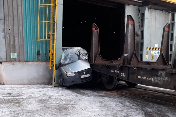 ДТП на промплощадке СинТЗ в Каменске-Уральском: тепловоз с платформой предприятия-подрядчика протаранил «Газель»