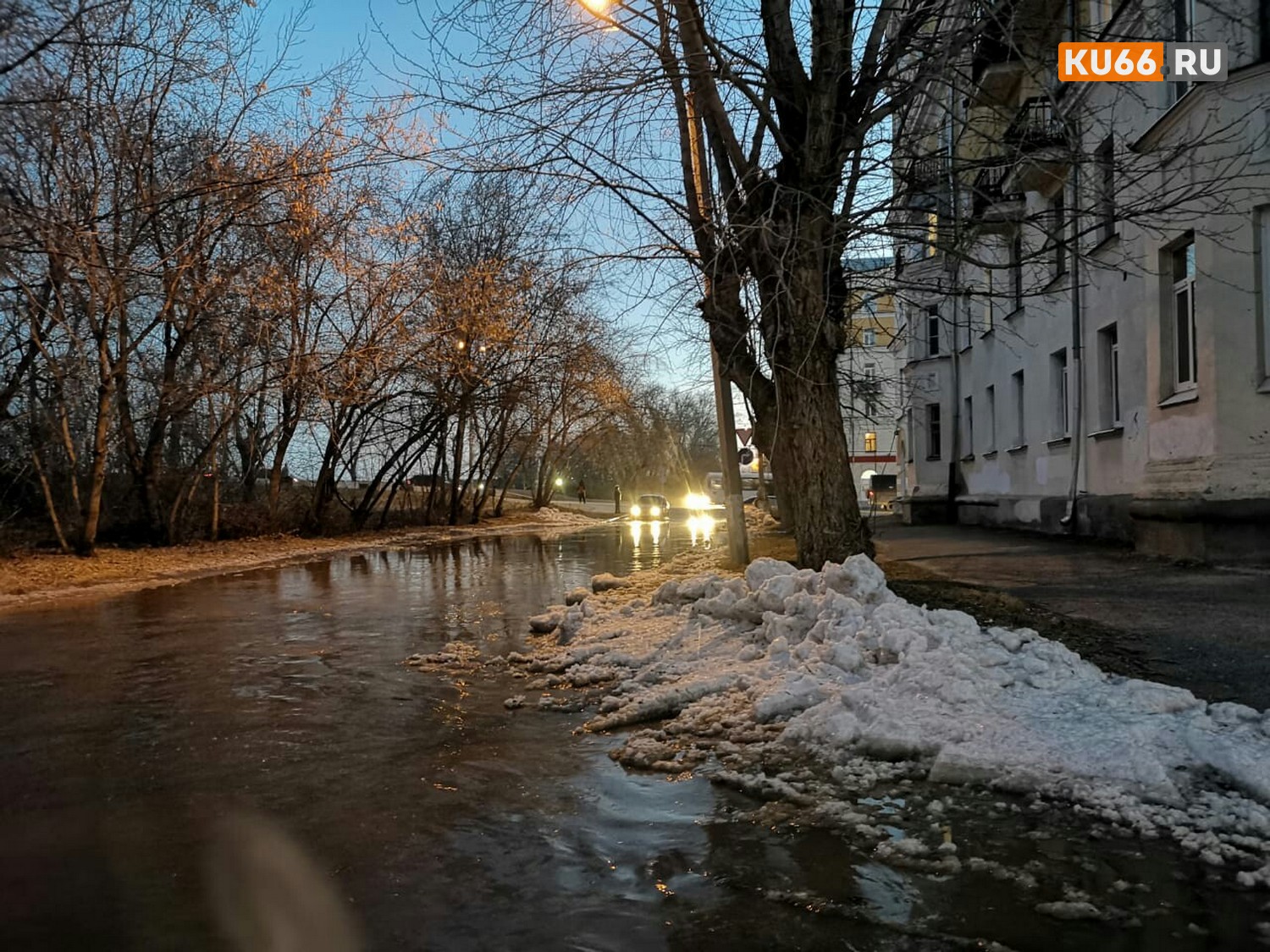 «Люди не могут перейти дорогу, не все водители решаются проехать…» ЧП в Каменске-Уральском: на ул. Гагарина прорвало водовод
