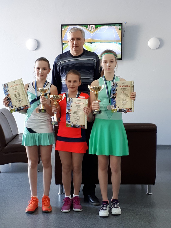 На турнире по большому теннису в Каменске-Уральском местные спортсмены, кроме одного юноши, уступили лидерство гостям На турнире по большому теннису в Каменске-Уральском местные спортсмены, кроме одного юноши, уступили лидерство гостям