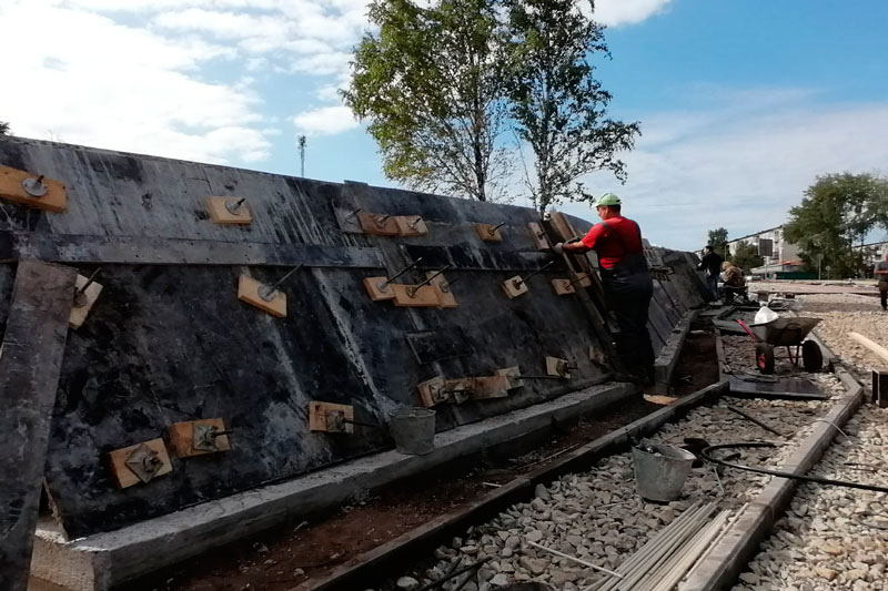 «Берега не скалистые, а бетонные с барельефами». На бульваре Парижской коммуны в Каменске воплощают проект, от которого не все в восторге