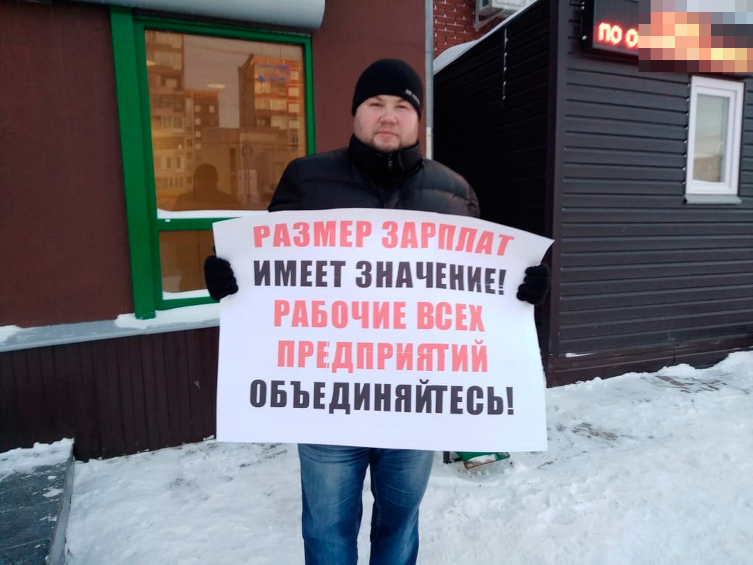 В Каменске-Уральском рабочие вышли с требованием поднять зарплату вдвое и предложили чиновникам пожить на деньги, которые получает молодежь