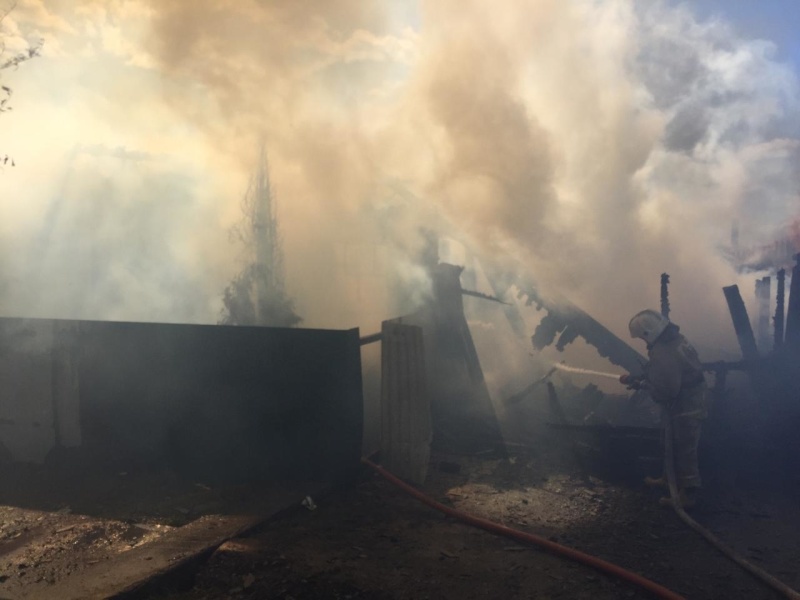 В селе Троицкое под Каменском-Уральским на большой площади полыхали и полностью сгорели баня и деревянные строения